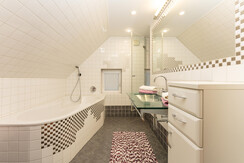 Badezimmer mit Dusche & Badewanne - Nickel Badezimmer mit Dusche & Badewanne - Nickel