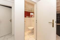 Separate Toilette im Untergeschoss Separate Toilette im Untergeschoss