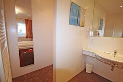 Green - Badezimmer mit Blick in das Schlafzimmer Green - Badezimmer mit Blick in das Schlafzimmer