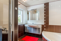 Badezimmer 2 begehbar von Schlafzimmer 2,3,4 Badezimmer 2 begehbar von Schlafzimmer 2,3,4