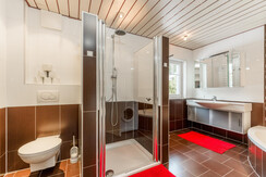 Badezimmer 2 mit Dusche, WC und Badewanne Badezimmer 2 mit Dusche, WC und Badewanne