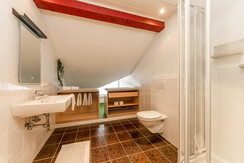 Badezimmer 3 mit Dusche begehbar vom SZ 5 Badezimmer 3 mit Dusche begehbar vom SZ 5