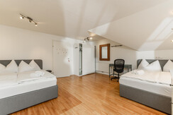 Schlafzimmer 2  mit 2 Doppelbetten und Aussicht Schlafzimmer 2  mit 2 Doppelbetten und Aussicht