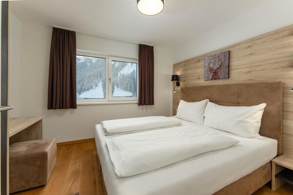 Zwei Schlafzimmer mit Doppelbett und TV