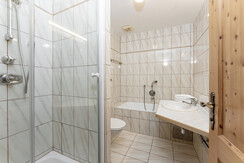 Top 1 Bathroom with shower & bathtub Top 1 Bathroom with shower & bathtub