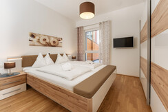 Top 2 - Schlafzimmer mit Doppelbett und TV Top 2 - Schlafzimmer mit Doppelbett und TV
