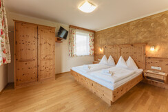 Bedroom 2 with double bed App. Cattle pasture Bedroom 2 with double bed App. Cattle pasture