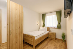bedroom with 2 single beds bedroom with 2 single beds