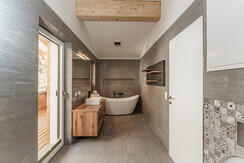 Hauptbadezimmer mit freistehender Badewanne Hauptbadezimmer mit freistehender Badewanne