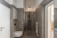Badezimmer mit Dusche und Badewanne Badezimmer mit Dusche und Badewanne