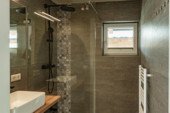 Zweites Badezimmer mit Regendusche Zweites Badezimmer mit Regendusche