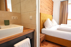 Schlafzimmer 1 mit Bad En-Suite Schlafzimmer 1 mit Bad En-Suite