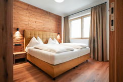 gorßzügiges Schlafzimmermit Boxspringbett gorßzügiges Schlafzimmermit Boxspringbett