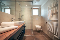 Hauptschlafzimmer mit Badezimmer en-suit Hauptschlafzimmer mit Badezimmer en-suit