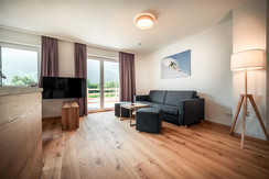 Wohnzimmer mit Terrassenzugang und Schlafsofa Wohnzimmer mit Terrassenzugang und Schlafsofa