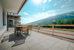 Großzügige Terrasse mit Panoramablick Großzügige Terrasse mit Panoramablick