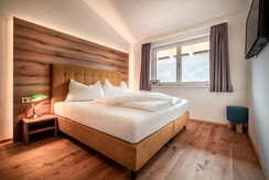 Schlafzimmer 2 mit gemütlichem Boxspringbett Schlafzimmer 2 mit gemütlichem Boxspringbett