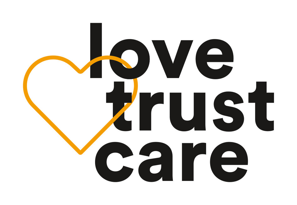 Großformatiger schwarzer Text Love Trust Care mit orangefarbenem Herzumriss