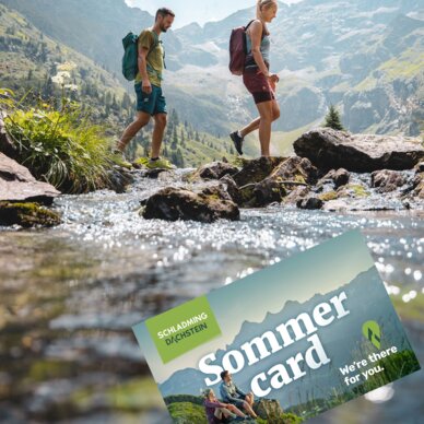 Zwei Wanderer überqueren einen felsigen Bach im Alpen Tal; Sommer card.