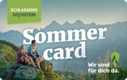 Zwei Wanderer sitzen auf Felsen mit Sommer Card-Text in Bergen.